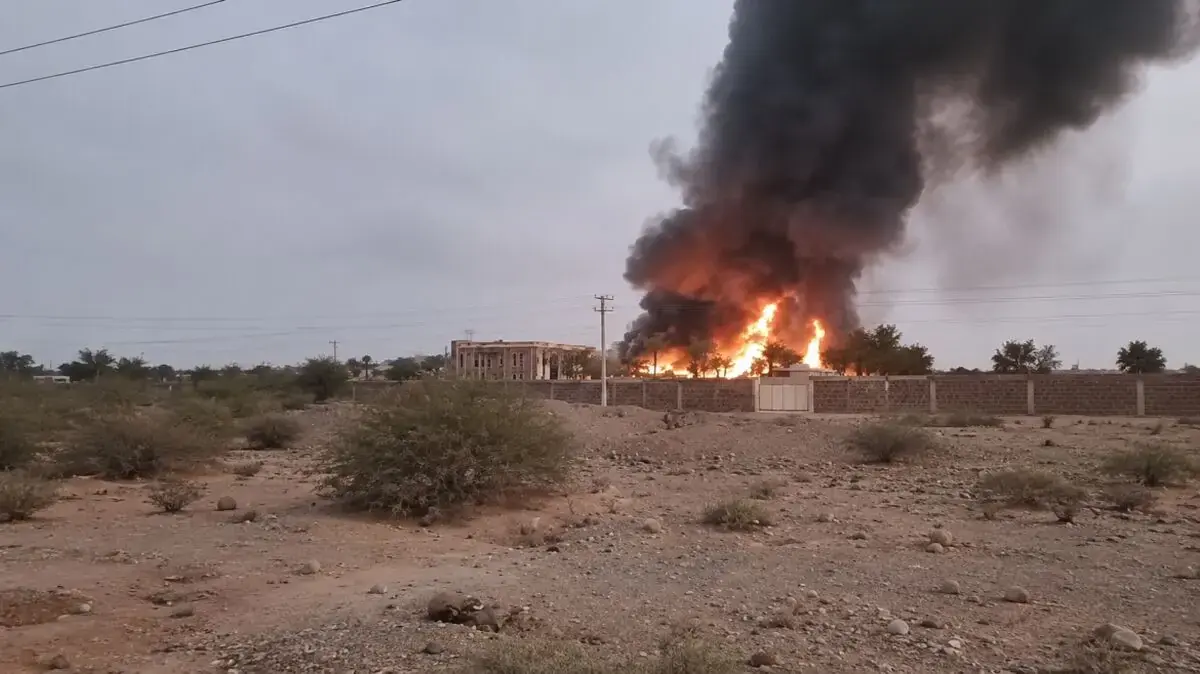 ۱۲ فرد مسلح ناشناس کارخانه ایرانکولا در ایرانشهر را به آتش کشیدند