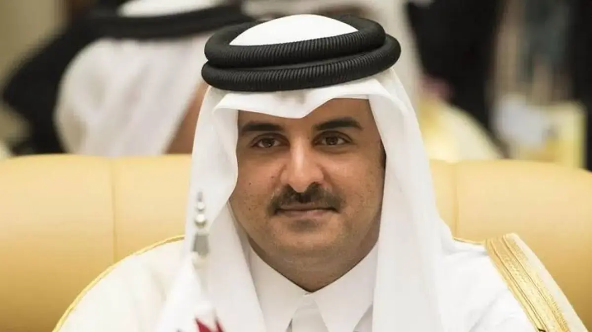 تیپ متفاوت امیر قطر در یک کافه در پاریس/ ویدئو