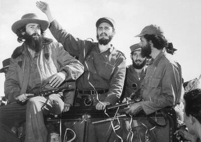 کاسترو از یک کامیون دهتنی بالا رفت و کیسههای سیما را بهسرعت روی هم چید