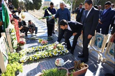 وزیر ارتباطات به مقام شامخ شهدای اصفهان ادای احترام کرد