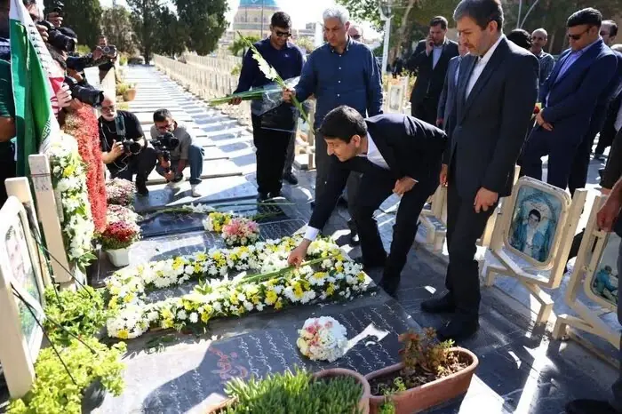 وزیر ارتباطات به مقام شامخ شهدای اصفهان ادای احترام کرد