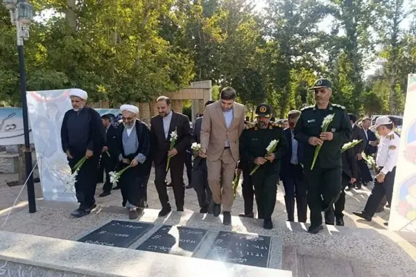 تجدید میثاق مسئولان نهاوندی با آرمانهای شهدا در آغاز هفته دولت