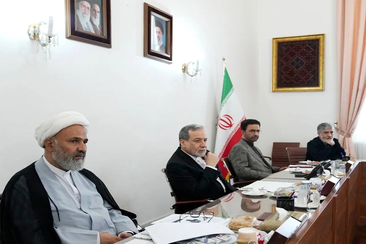 دیدار هیئت رئیسه مجمع استانهای شرق کشور با عراقچی