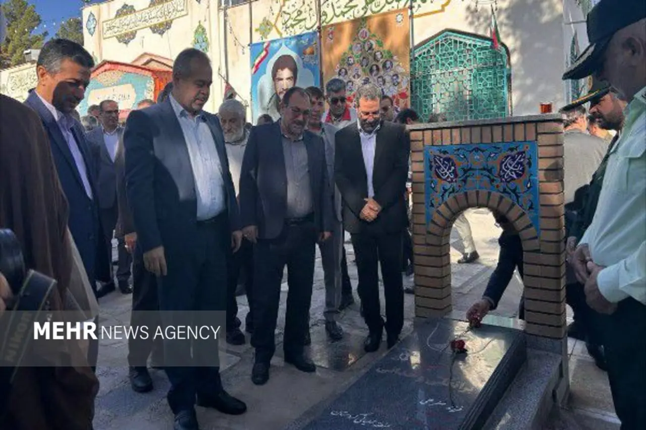 هفته دولت با عطرافشانی مزار شهدا در خراسان شمالی .آغاز شد