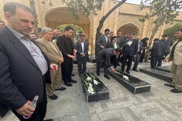 معاون علمی رئیسجمهور به شهدای سنندج ادای احترام کرد