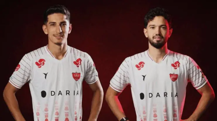  پیراهن دوم پرسپولیس با ادای احترام به دانش‌آموزان شهید میناب رونمایی شد - پارس فوتبال