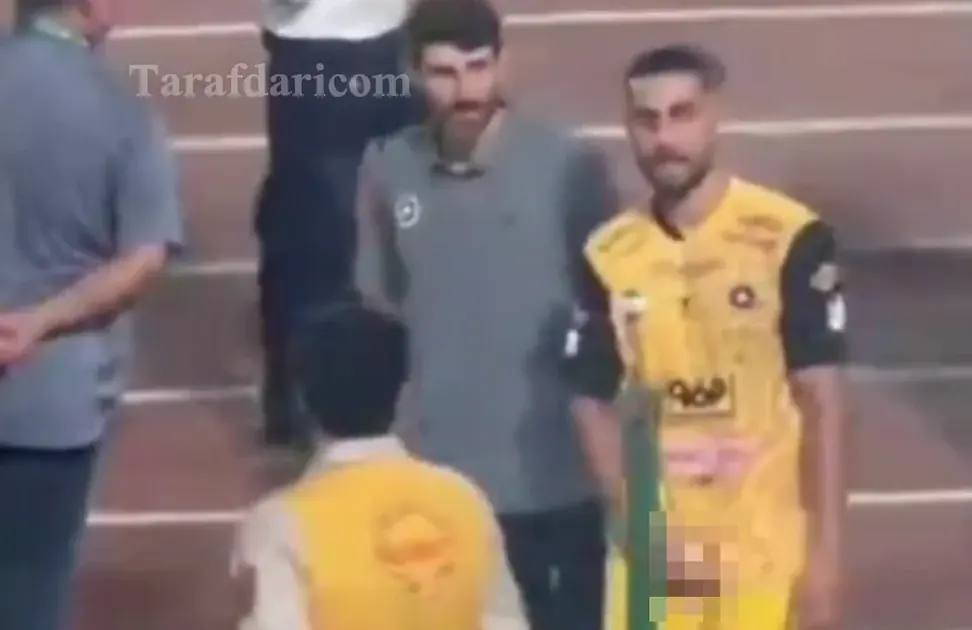  حرکت زشت عارف حاجی عیدی مقابل هواداران استقلال! - پارس فوتبال