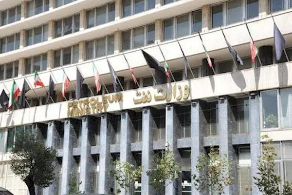 هشدار نماینده بروجرد به دولت؛ ناکارآمدی در وزارت نفت، اقتصاد کشور را تحتالشعاع قرار داده است