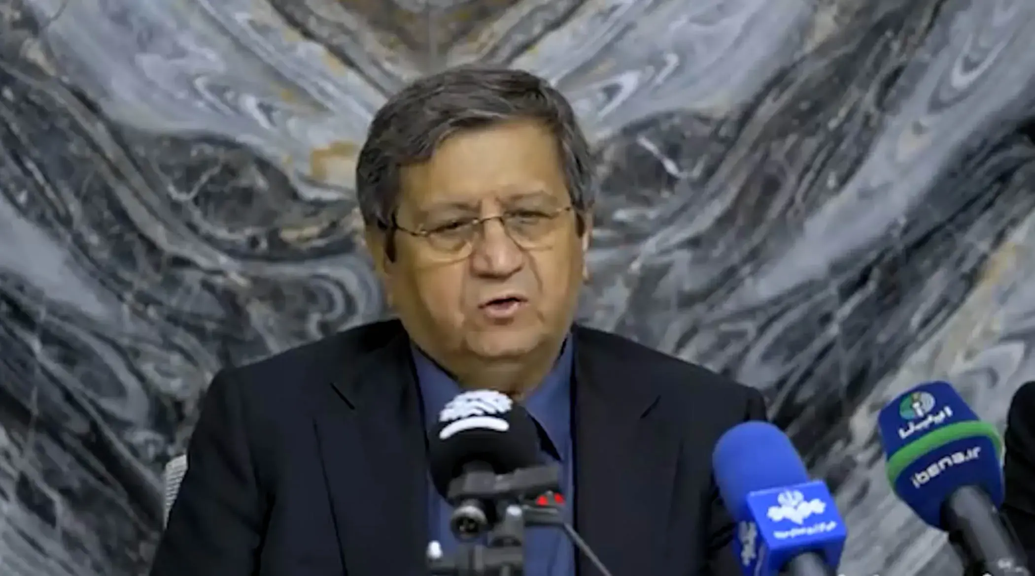  همتی: بانک مرکزی به این دلیل دیگر دلار نمی‌خرد!