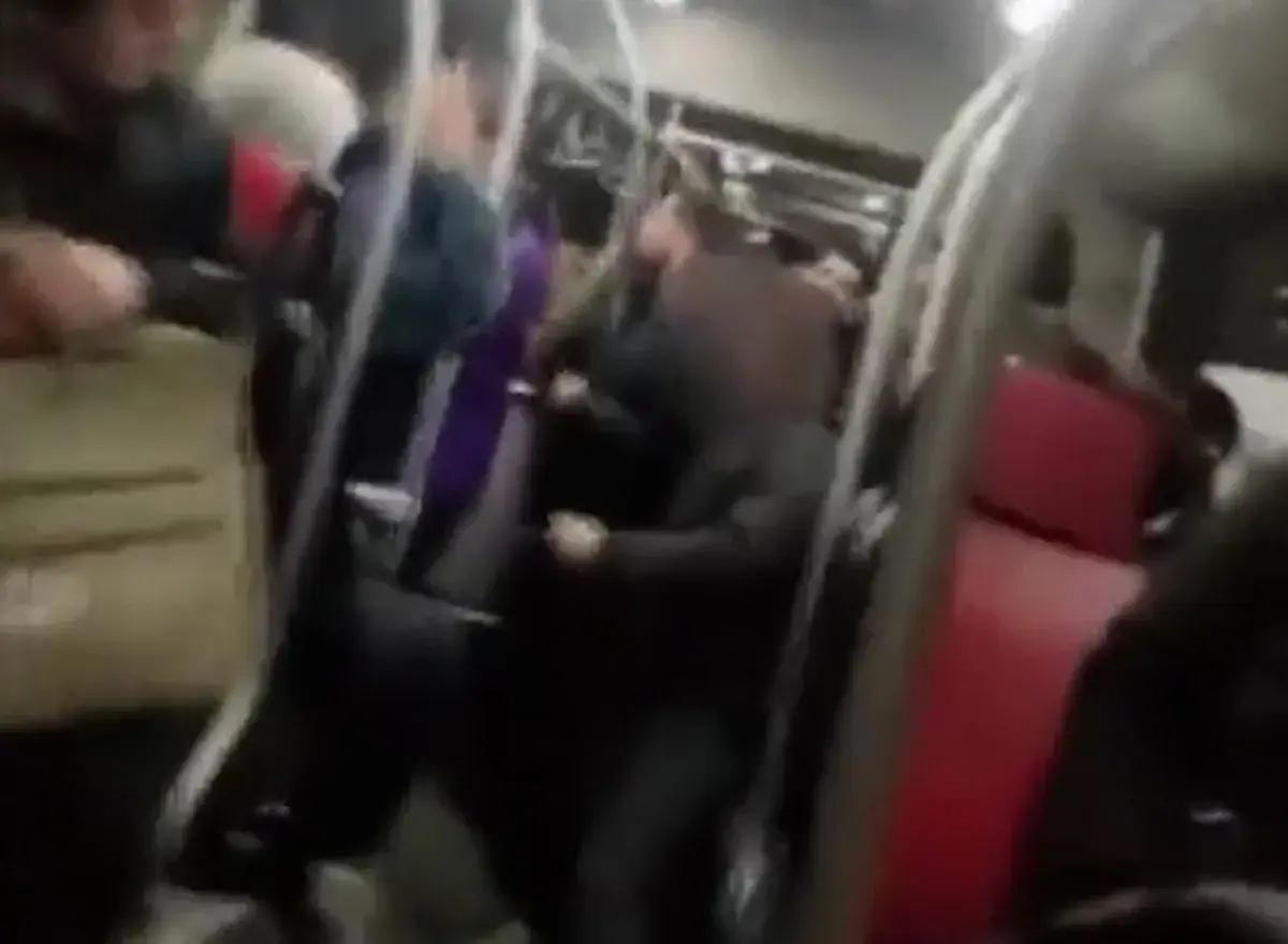 کتک زدن مردم در BRT در پی شناسایی جیببر!