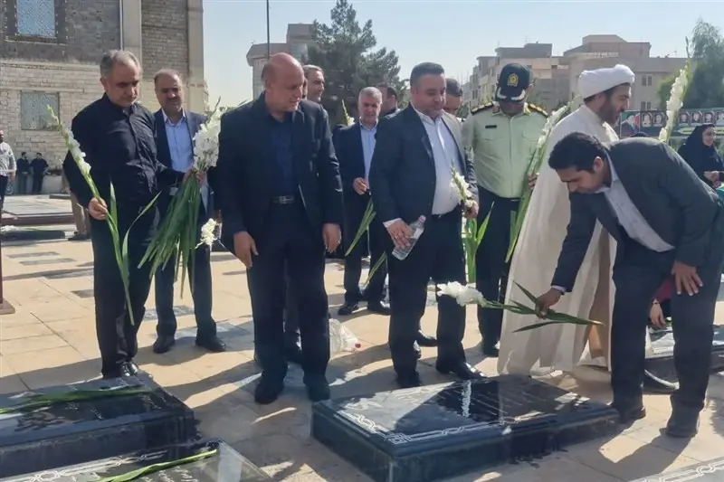 میثاق مسئولان اسلامشهر با شهدا در طلیعه هفته دولت - تسنیم