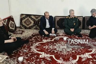 تجلیل از خانواده شهید کارگر در زنجان - تسنیم