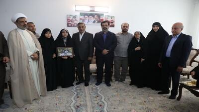 تحویل کلید واحد مسکونی به ستایش و نیایش؛ دو دختر نوجوان بازمانده از حمله تروریستی شهریار