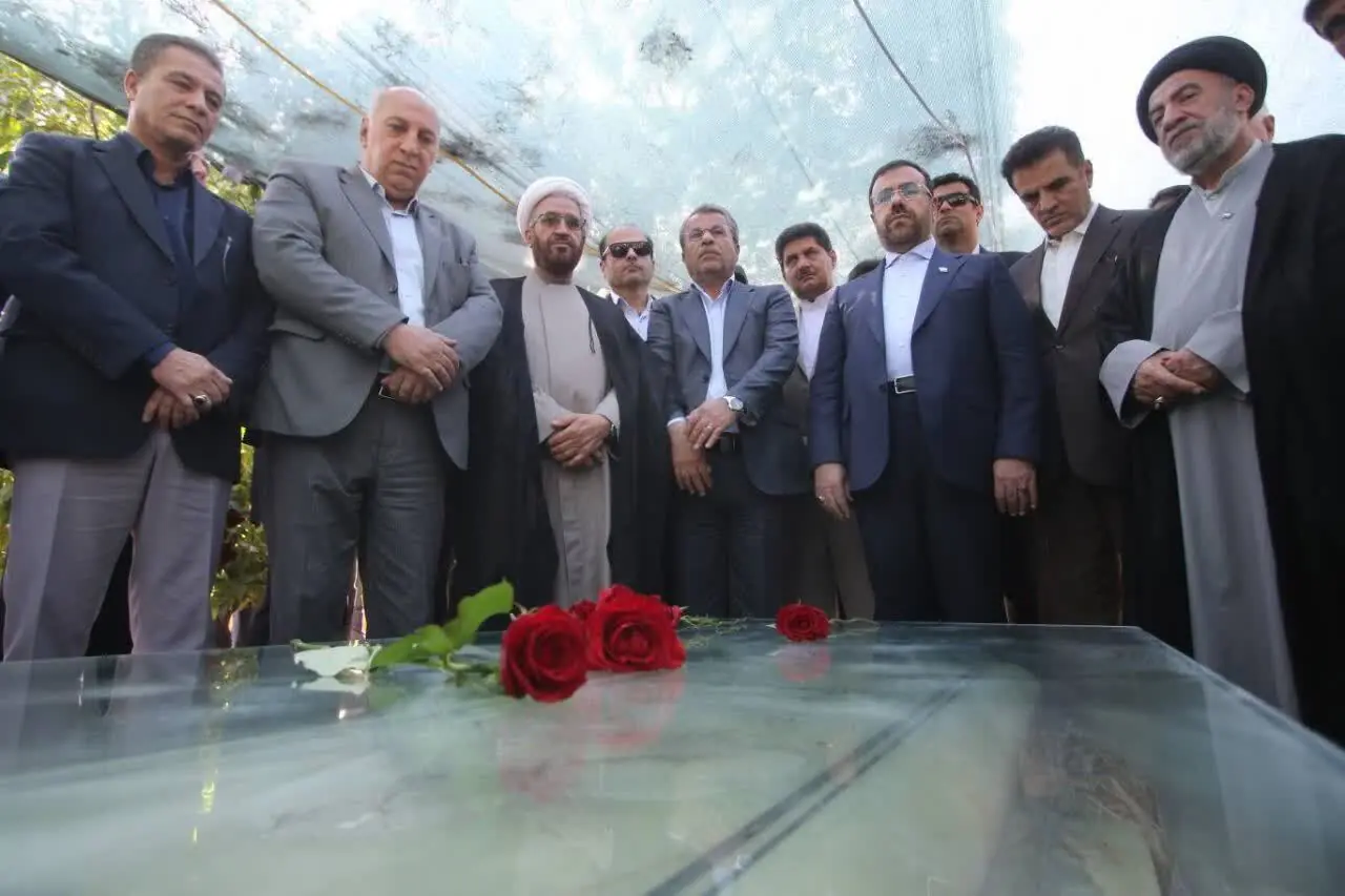 گلباران گلزار شهدا در شیراز همزمان با آغاز هفته دولت + فیلم