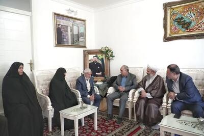  تجدید میثاق استاندار آذربایجان‌شرقی با خانواده شهید «مالک رحمتی» در مراغه