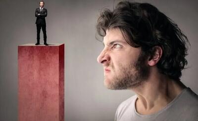  ۵ سؤالی که آدم‌های حسود زیاد می‌پرسند