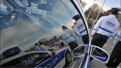  بیرون آمدن یک دست از چراغ عقب خودرو؛ پلیس گروگان را نجات داد | آخرین خبر