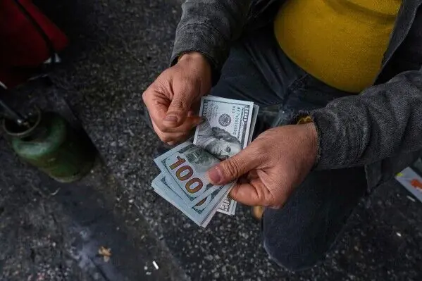 محاصره دلار و تبعیت طلا/ آیا دلار ۲۵۰ هزارتومانی در راه است؟
