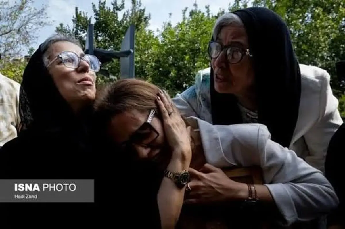  پوشش متفاوت همسر و دختر اکبر عبدی در جلسه شورای شهر