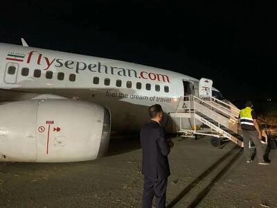 تصویر خروج یک هواپیما از باند فرودگاه مشهد