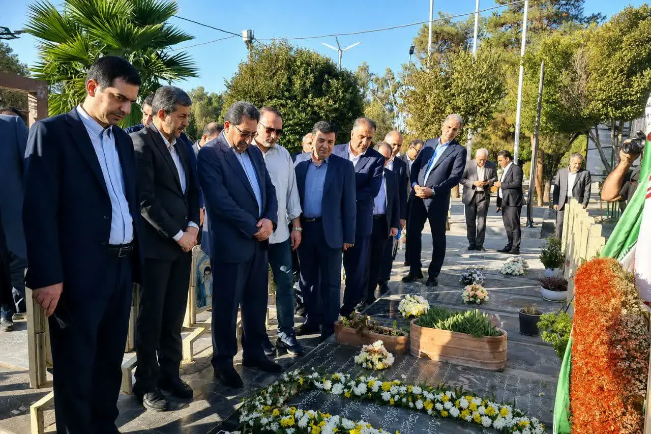 دای احترام وزیر صمت به مقام شامخ شهدای اصفهان؛ سفر نیمروزه اتابک با محوریت صنعت و تولید