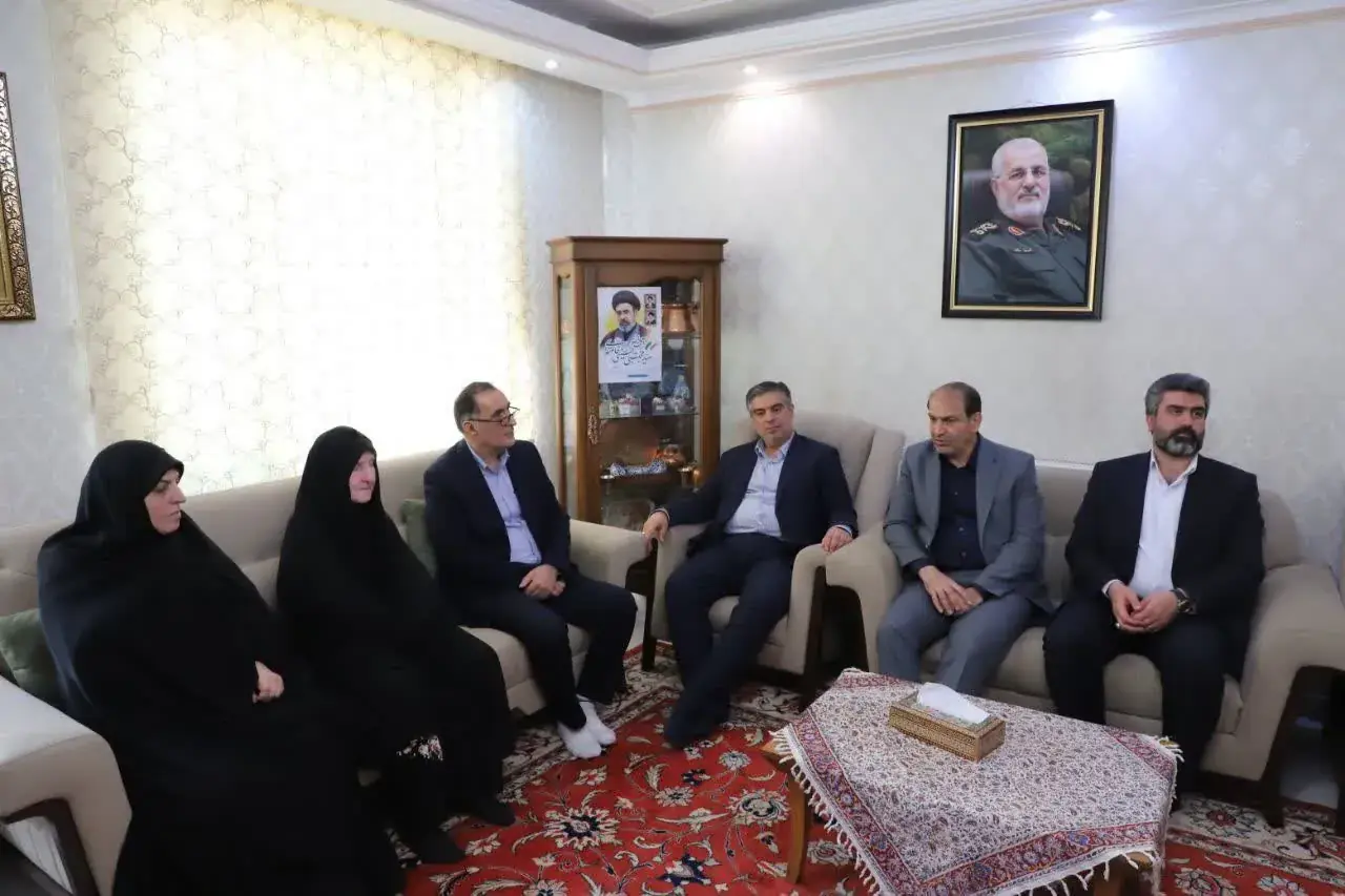 استاندار مرکزی و معاون رئیسجمهور با خانواده شهید «محمد پاکپور» دیدار کردند