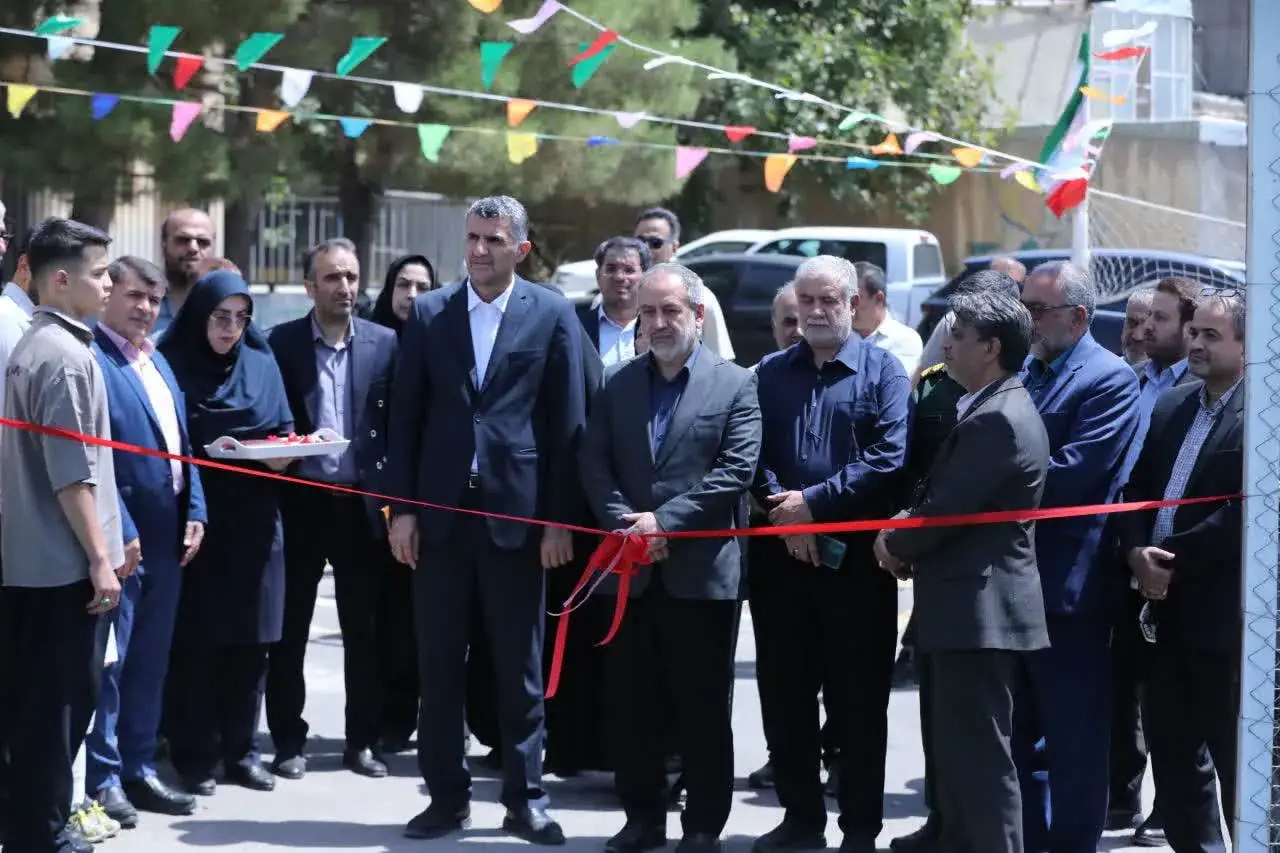 زمین چمن مصنوعی مدرسه دخترانه عصمت در شهر زیاران افتتاح شد