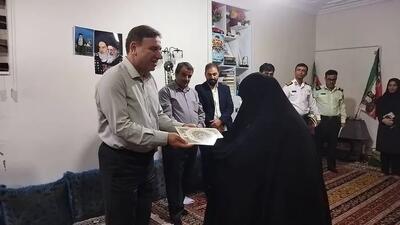  استاندار بوشهر با خانواده شهید اخلاقی در جم دیدار کرد