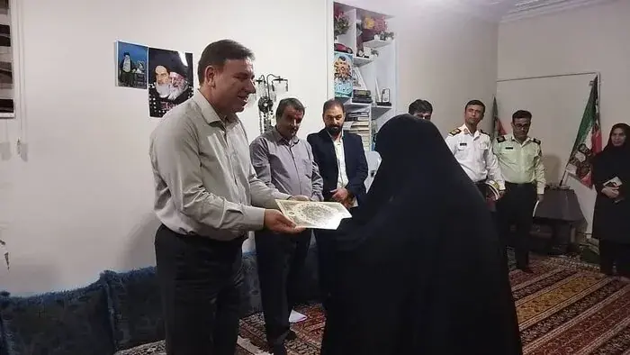 استاندار بوشهر با خانواده شهید اخلاقی در جم دیدار کرد