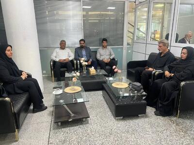 حضور پدر و مادر شهید «ماکان نصیری» در نشست صمیمی رئیسجمهور با نسل زد