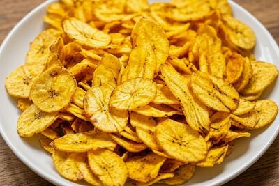 طرز تهیه چیپس موز خانگی؛ اسنکی ترد، سالم و خوشمزه