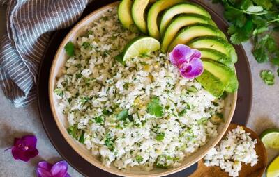 طرز تهیه گشنیز پلو لیمویی؛ برنج خوشعطری که میتوانید با ماهی و مرغ سرو کنید
