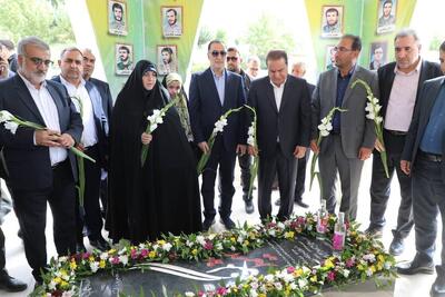 معاون رئیسجمهور به مقام شامخ شهدا ادای احترام کرد