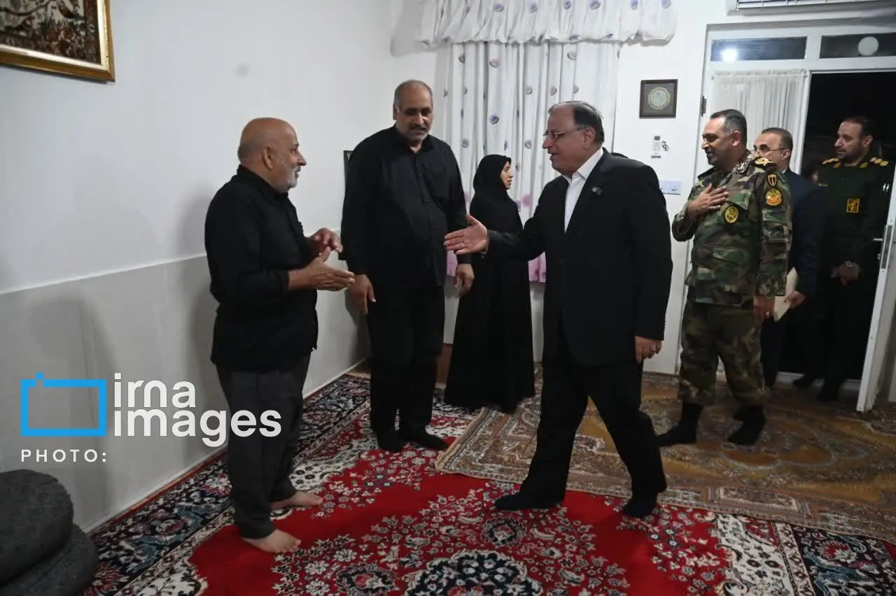 تجلیل استاندار گلستان از خانواده شهید جنگ ۴۰ روزه
