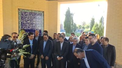 ادای احترام وزیر صنعت معدن تجارت به مقام والای شهدای اصفهان