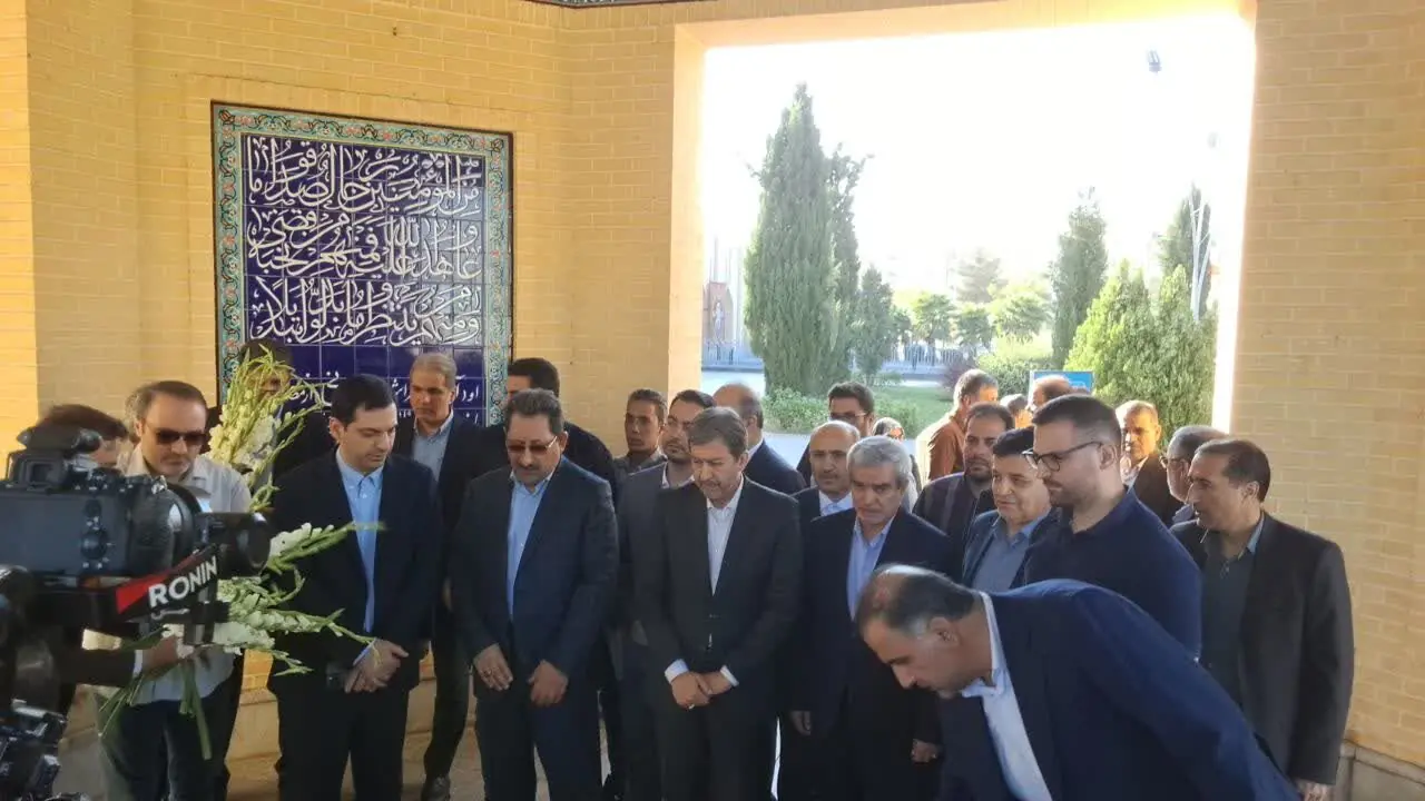  ادای احترام وزیر صنعت معدن تجارت به مقام والای شهدای اصفهان