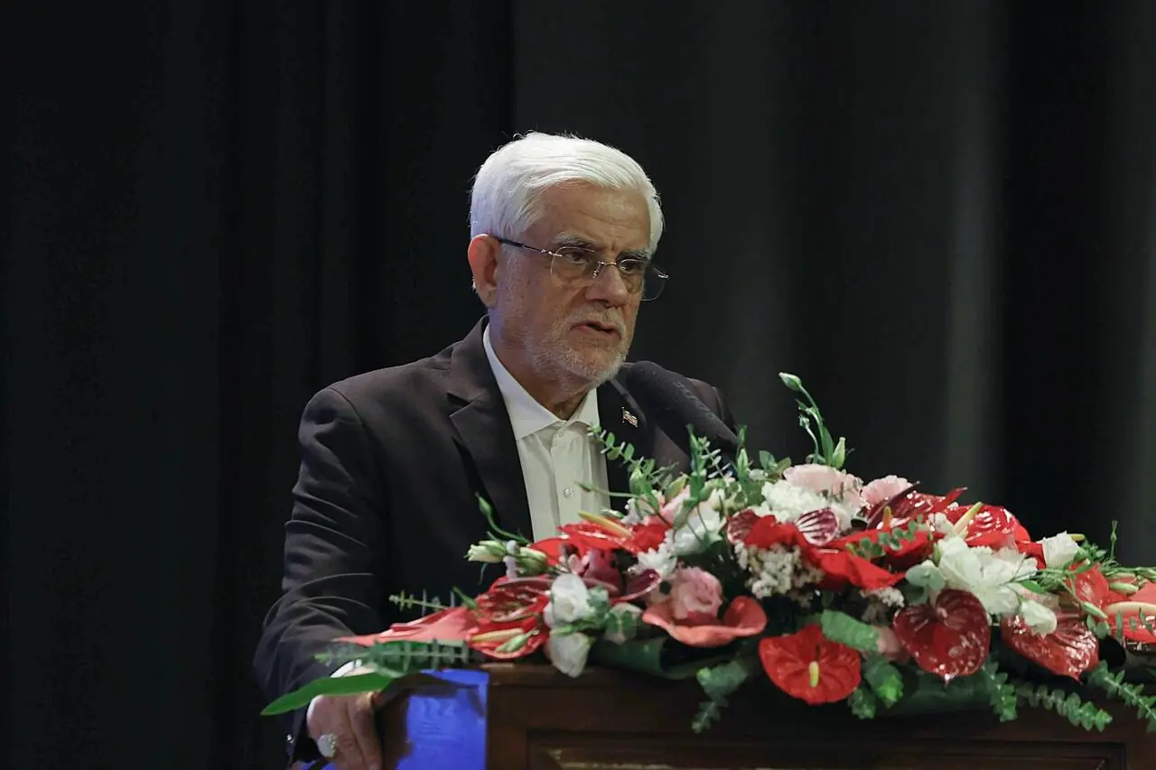  عارف: مزیت اصلی ایران نیروی انسانی و فناوری است، نه منابع زیرزمینی