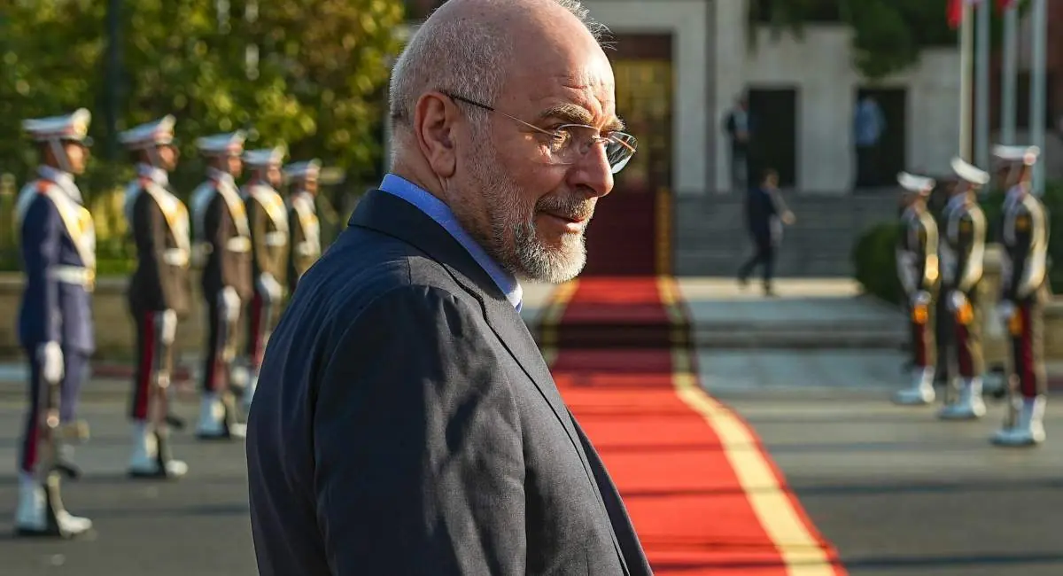  تذکر شریعتمداری به قالیباف درباره همسویی برخی مواضع اخیر او با غربگراها مدعیان اصلاحات تغییر «پایگاه اجتماعی‌» قالیباف را نشانه رفته‌اند برای پرهیز از برداشت‌های نا‌صواب، بر مواضع انقلابی خود تاکید و تصریح بیشتری داشته باشید | جهان نیوز