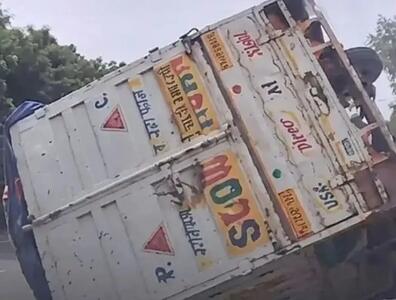 لحظه واژگونی کامیون پس از برخورد با شاسیبلند/ ویدئو
