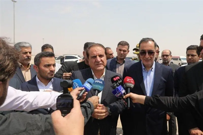 نخستین نیروگاه خورشیدی سایبانی در پارکینگ اربعین مهران کلید خورد/ تولید برق پاک در کنار حفاظت از خودروهای زائران