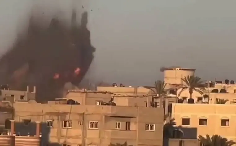  فیلم/ لحظه بمباران مسجدی در مرکز نوار غزه