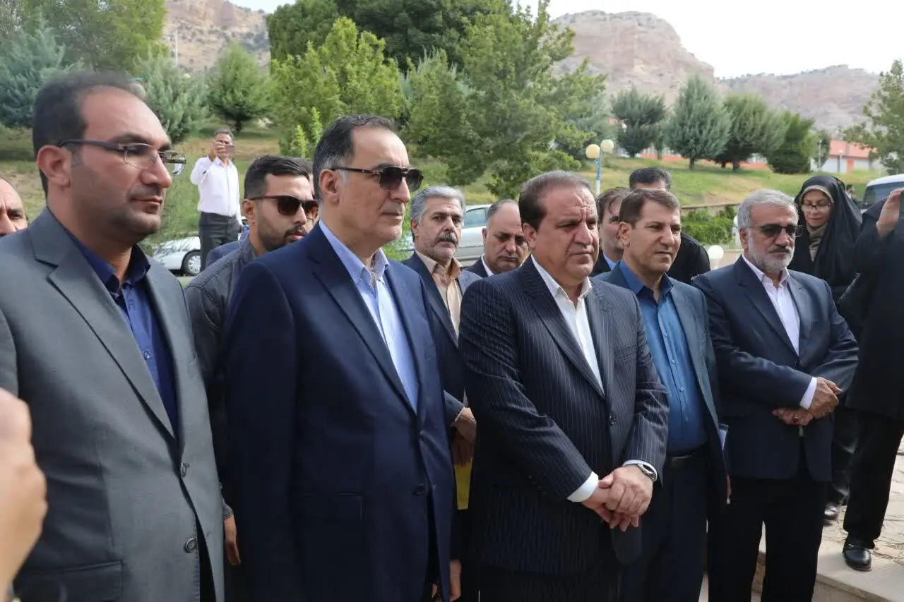 ادای احترام رئیس بنیاد شهید وامور ایثارگران به مقام شامخ شهدا در ایلام