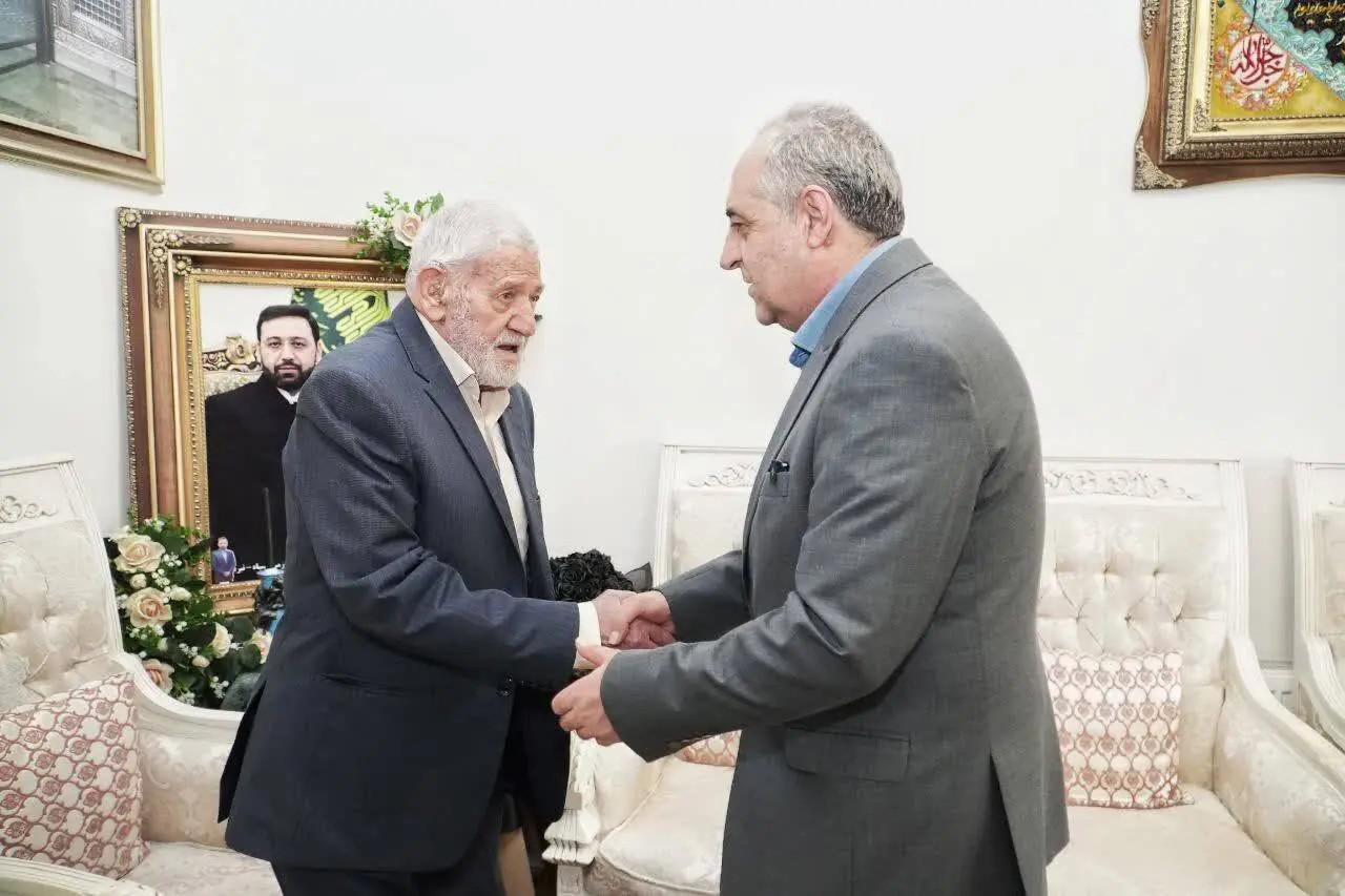 سرمست هفته دولت را با دیدار خانواده شهید مالک رحمتی آغاز کرد