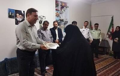 استاندار بوشهر با خانواده شهید اخلاقی در جم دیدار کرد
