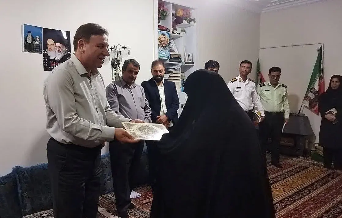 استاندار بوشهر با خانواده شهید اخلاقی در جم دیدار کرد