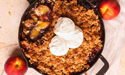 طرز تهیه کیک کرامبل هلو؛ کیک میوهای خوشعطر با رویه ترد