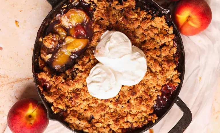  طرز تهیه کیک کرامبل هلو؛ کیک میوه‌ای خوش‌عطر با رویه ترد