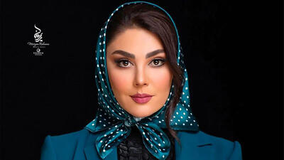 فیلم/ دکوراسیون شلوغ خانه لاله اسکندری؛ دیوارهای چوبی در کنار گیاهان سبز و اکسسوری های رنگی + عکس