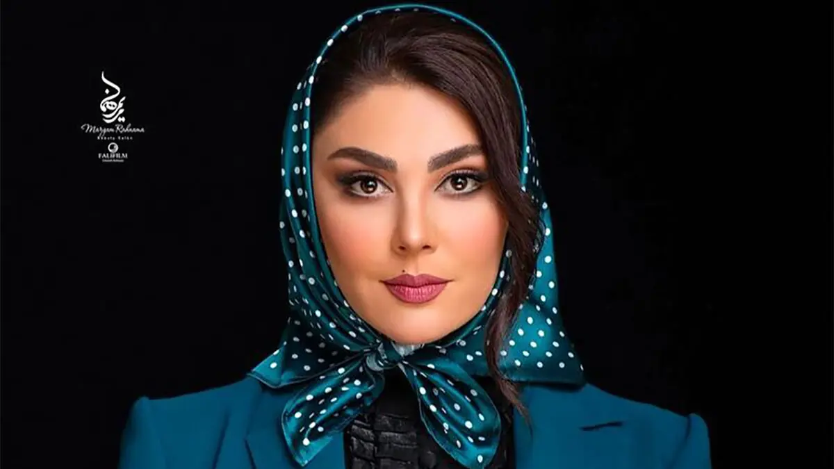  فیلم/ دکوراسیون شلوغ خانه لاله اسکندری؛ دیوارهای چوبی در کنار گیاهان سبز و اکسسوری های رنگی + عکس