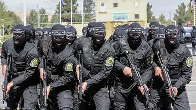  فیلم حیرت آور درگیری پلیس با مرد خطرناک که محله را بهم ریخته بود